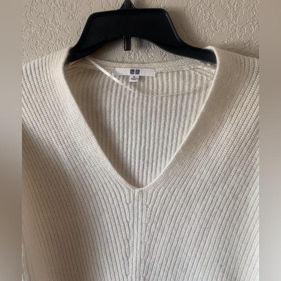 NWOT Uniqlo Cream Ribbed Sweater V-neck Longsleeves Size M - Picture 2 of 6